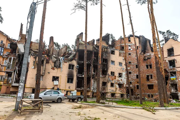 IRPIN, UKRAINE - Mayıs. 13, 2022: Ukrayna 'ya karşı Rusya Savaşı. Irpin 'deki Rus istilacılar tarafından hasar görmüş bir yerleşim yeri. Rusya 'nın Ukrayna' nın askeri işgali sonucunda yıkım ve kaos