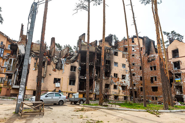 Ирпин, Украина - Май. 13, 2022: Война России против Украины. Жилое здание, поврежденное русскими захватчиками в Ирпине. Опустошение и хаос в результате военного вторжения России на Украину