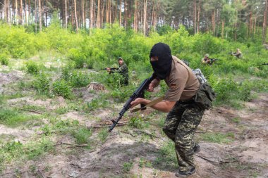 KYIV, UKRAINE - Haziran. 17, 2022: Ukrayna 'da savaş. Ukrayna 'nın Kyiv bölgesinde Bucha Bölgesi Savunma üyelerinin savaş eğitimi