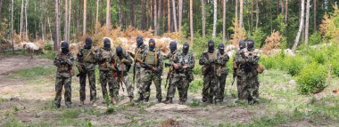 KYIV, UKRAINE - Haziran. 17, 2022: Ukrayna 'da savaş. Ukrayna 'nın Kyiv bölgesinde Bucha Bölgesi Savunma üyelerinin savaş eğitimi