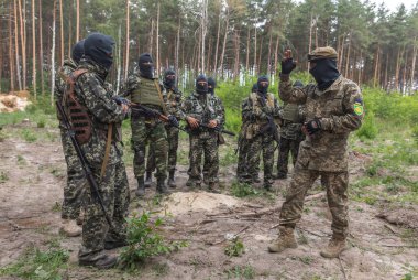 KYIV, UKRAINE - Haziran. 17, 2022: Ukrayna 'da savaş. Ukrayna 'nın Kyiv bölgesinde Bucha Bölgesi Savunma üyelerinin savaş eğitimi