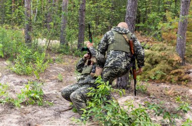 KYIV, UKRAINE - Haziran. 17, 2022: Ukrayna 'da savaş. Ukrayna 'nın Kyiv bölgesinde Bucha Bölgesi Savunma üyelerinin savaş eğitimi