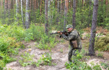 KYIV, UKRAINE - Haziran. 17, 2022: Ukrayna 'da savaş. Ukrayna 'nın Kyiv bölgesinde Bucha Bölgesi Savunma üyelerinin savaş eğitimi