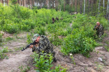 KYIV, UKRAINE - Haziran. 17, 2022: Ukrayna 'da savaş. Ukrayna 'nın Kyiv bölgesinde Bucha Bölgesi Savunma üyelerinin savaş eğitimi