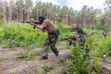 KYIV, UKRAINE - Haziran. 17, 2022: Ukrayna 'da savaş. Ukrayna 'nın Kyiv bölgesinde Bucha Bölgesi Savunma üyelerinin savaş eğitimi