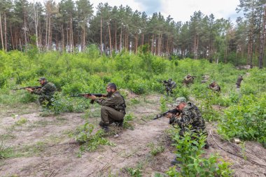 KYIV, UKRAINE - Haziran. 17, 2022: Ukrayna 'da savaş. Ukrayna 'nın Kyiv bölgesinde Bucha Bölgesi Savunma üyelerinin savaş eğitimi