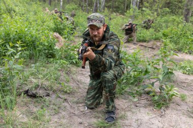 KYIV, UKRAINE - Haziran. 17, 2022: Ukrayna 'da savaş. Ukrayna 'nın Kyiv bölgesinde Bucha Bölgesi Savunma üyelerinin savaş eğitimi