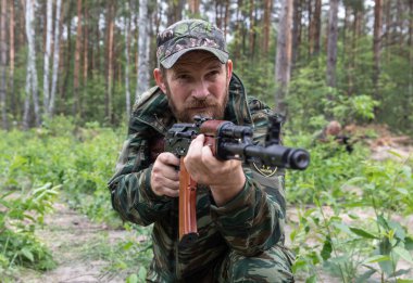 KYIV, UKRAINE - Haziran. 17, 2022: Ukrayna 'da savaş. Ukrayna 'nın Kyiv bölgesinde Bucha Bölgesi Savunma üyelerinin savaş eğitimi