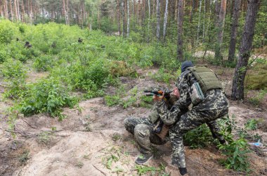 KYIV, UKRAINE - Haziran. 17, 2022: Ukrayna 'da savaş. Ukrayna 'nın Kyiv bölgesinde Bucha Bölgesi Savunma üyelerinin savaş eğitimi