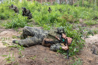 KYIV, UKRAINE - Haziran. 17, 2022: Ukrayna 'da savaş. Ukrayna 'nın Kyiv bölgesinde Bucha Bölgesi Savunma üyelerinin savaş eğitimi