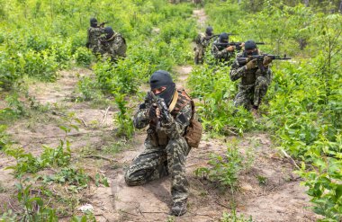 KYIV, UKRAINE - Haziran. 17, 2022: Ukrayna 'da savaş. Ukrayna 'nın Kyiv bölgesinde Bucha Bölgesi Savunma üyelerinin savaş eğitimi