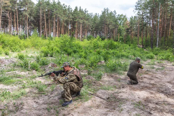 KYIV, UKRAINE - Haziran. 17, 2022: Ukrayna 'da savaş. Ukrayna 'nın Kyiv bölgesinde Bucha Bölgesi Savunma üyelerinin savaş eğitimi