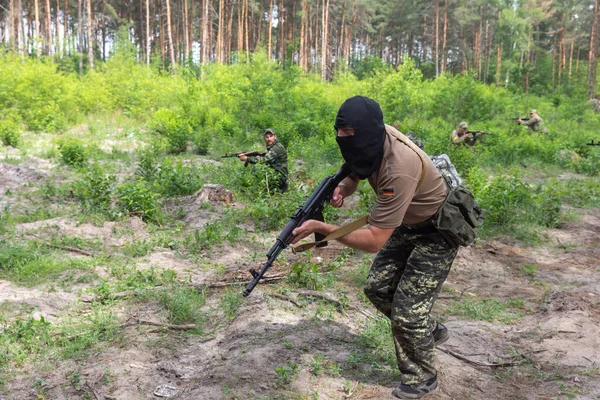 KYIV, UKRAINE - Haziran. 17, 2022: Ukrayna 'da savaş. Ukrayna 'nın Kyiv bölgesinde Bucha Bölgesi Savunma üyelerinin savaş eğitimi