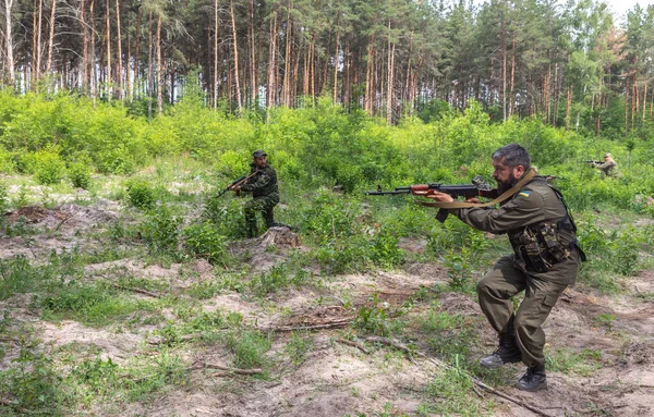 KYIV, UKRAINE - Haziran. 17, 2022: Ukrayna 'da savaş. Ukrayna 'nın Kyiv bölgesinde Bucha Bölgesi Savunma üyelerinin savaş eğitimi