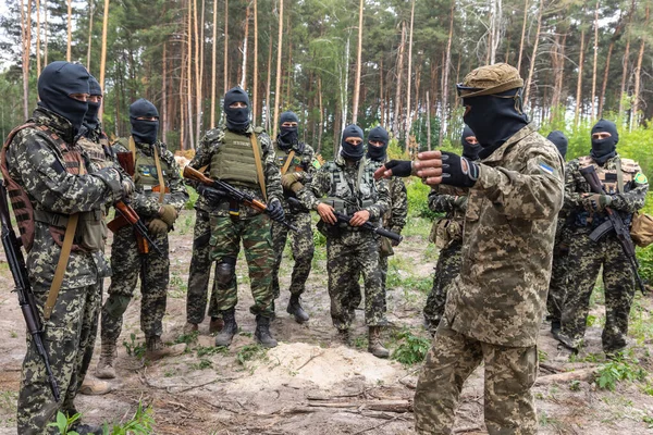 KYIV, UKRAINE - Haziran. 17, 2022: Ukrayna 'da savaş. Ukrayna 'nın Kyiv bölgesinde Bucha Bölgesi Savunma üyelerinin savaş eğitimi