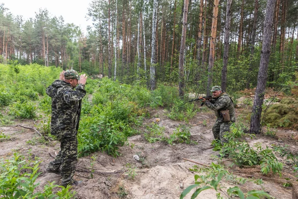KYIV, UKRAINE - Haziran. 17, 2022: Ukrayna 'da savaş. Ukrayna 'nın Kyiv bölgesinde Bucha Bölgesi Savunma üyelerinin savaş eğitimi