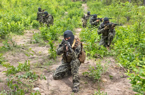 KYIV, UKRAINE - Haziran. 17, 2022: Ukrayna 'da savaş. Ukrayna 'nın Kyiv bölgesinde Bucha Bölgesi Savunma üyelerinin savaş eğitimi