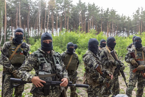 KYIV, UKRAINE - Haziran. 17, 2022: Ukrayna 'da savaş. Ukrayna 'nın Kyiv bölgesinde Bucha Bölgesi Savunma üyelerinin savaş eğitimi