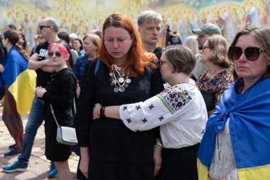 KYIV, UKRAINE - Haziran. 18, 2022: Ukrayna 'da savaş. Ölen Asker ve Eylemci Roman Ratushnyi 'nin Cenaze Töreni. İzyum yakınlarında Rus işgalcilere karşı Ukrayna ordusu için savaşırken öldürüldü.