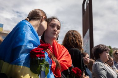 KYIV, UKRAINE - Haziran. 18, 2022: Ukrayna 'da savaş. Ölen Asker ve Eylemci Roman Ratushnyi 'nin Cenaze Töreni. İzyum yakınlarında Rus işgalcilere karşı Ukrayna ordusu için savaşırken öldürüldü.