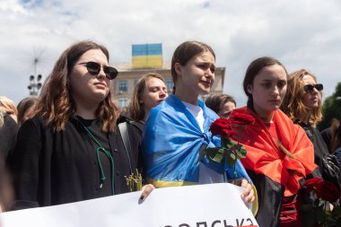 KYIV, UKRAINE - Haziran. 18, 2022: Ukrayna 'da savaş. Ölen Asker ve Eylemci Roman Ratushnyi 'nin Cenaze Töreni. İzyum yakınlarında Rus işgalcilere karşı Ukrayna ordusu için savaşırken öldürüldü.