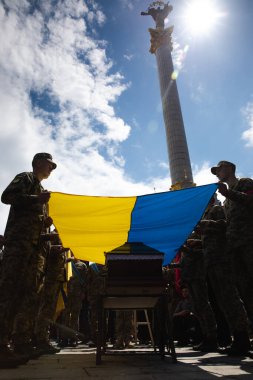 KYIV, UKRAINE - Haziran. 18, 2022: Ukrayna 'da savaş. Ölen Asker ve Eylemci Roman Ratushnyi 'nin Cenaze Töreni. İzyum yakınlarında Rus işgalcilere karşı Ukrayna ordusu için savaşırken öldürüldü.