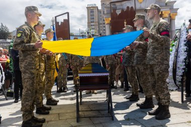 KYIV, UKRAINE - Haziran. 18, 2022: Ukrayna 'da savaş. Ölen Asker ve Eylemci Roman Ratushnyi 'nin Cenaze Töreni. İzyum yakınlarında Rus işgalcilere karşı Ukrayna ordusu için savaşırken öldürüldü.