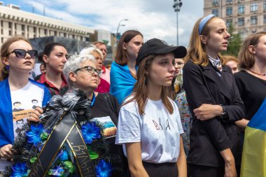 KYIV, UKRAINE - Haziran. 18, 2022: Ukrayna 'da savaş. Ölen Asker ve Eylemci Roman Ratushnyi 'nin Cenaze Töreni. İzyum yakınlarında Rus işgalcilere karşı Ukrayna ordusu için savaşırken öldürüldü.