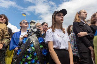 KYIV, UKRAINE - Haziran. 18, 2022: Ukrayna 'da savaş. Ölen Asker ve Eylemci Roman Ratushnyi 'nin Cenaze Töreni. İzyum yakınlarında Rus işgalcilere karşı Ukrayna ordusu için savaşırken öldürüldü.