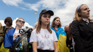 KYIV, UKRAINE - Haziran. 18, 2022: Ukrayna 'da savaş. Ölen Asker ve Eylemci Roman Ratushnyi 'nin Cenaze Töreni. İzyum yakınlarında Rus işgalcilere karşı Ukrayna ordusu için savaşırken öldürüldü.