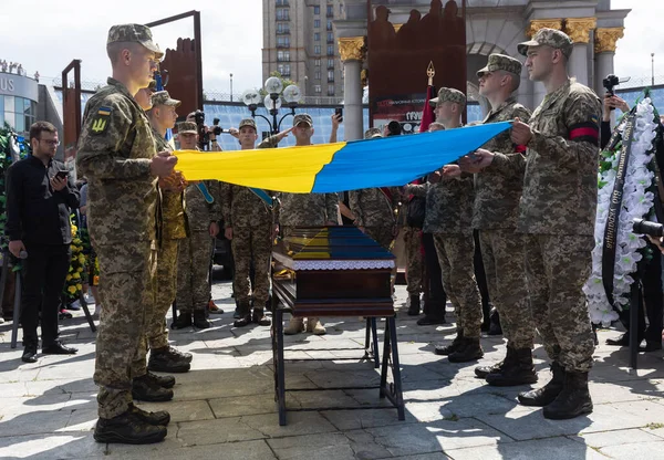 Kyiv Ukraine Juni 2022 Oorlog Oekraïne Begrafenisceremonie Van Gevallen Soldaat — Stockfoto