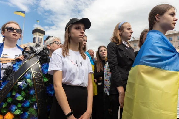 KYIV, UKRAINE - Haziran. 18, 2022: Ukrayna 'da savaş. Ölen Asker ve Eylemci Roman Ratushnyi 'nin Cenaze Töreni. İzyum yakınlarında Rus işgalcilere karşı Ukrayna ordusu için savaşırken öldürüldü.