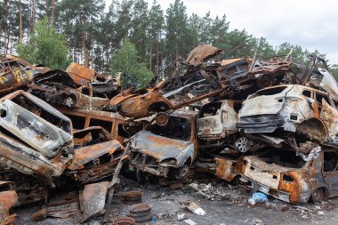 IRPIN, UKRAINE - Jun. 17, 2022: Ukrayna 'da savaş. Rusya 'nın Ukrayna' ya düzenlediği saldırılar sırasında Irpin, Kyiv bölgesinde farklı yerlerden toplanan araçlar görülüyor.