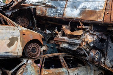 IRPIN, UKRAINE - Jun. 17, 2022: Ukrayna 'da savaş. Rusya 'nın Ukrayna' ya düzenlediği saldırılar sırasında Irpin, Kyiv bölgesinde farklı yerlerden toplanan araçlar görülüyor.
