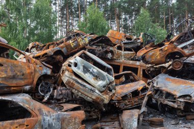 IRPIN, UKRAINE - Jun. 17, 2022: Ukrayna 'da savaş. Rusya 'nın Ukrayna' ya düzenlediği saldırılar sırasında Irpin, Kyiv bölgesinde farklı yerlerden toplanan araçlar görülüyor.