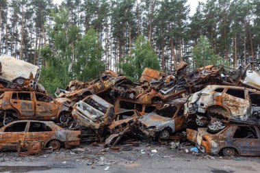 IRPIN, UKRAINE - Jun. 17, 2022: Ukrayna 'da savaş. Rusya 'nın Ukrayna' ya düzenlediği saldırılar sırasında Irpin, Kyiv bölgesinde farklı yerlerden toplanan araçlar görülüyor.