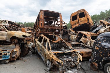 IRPIN, UKRAINE - Jun. 17, 2022: Ukrayna 'da savaş. Rusya 'nın Ukrayna' ya düzenlediği saldırılar sırasında Irpin, Kyiv bölgesinde farklı yerlerden toplanan araçlar görülüyor.