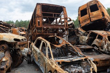 IRPIN, UKRAINE - Jun. 17, 2022: Ukrayna 'da savaş. Rusya 'nın Ukrayna' ya düzenlediği saldırılar sırasında Irpin, Kyiv bölgesinde farklı yerlerden toplanan araçlar görülüyor.