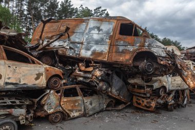 IRPIN, UKRAINE - Jun. 17, 2022: Ukrayna 'da savaş. Rusya 'nın Ukrayna' ya düzenlediği saldırılar sırasında Irpin, Kyiv bölgesinde farklı yerlerden toplanan araçlar görülüyor.