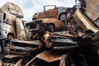IRPIN, UKRAINE - Jun. 17, 2022: Ukrayna 'da savaş. Rusya 'nın Ukrayna' ya düzenlediği saldırılar sırasında Irpin, Kyiv bölgesinde farklı yerlerden toplanan araçlar görülüyor.