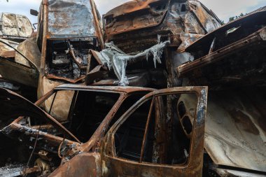 IRPIN, UKRAINE - Jun. 17, 2022: Ukrayna 'da savaş. Rusya 'nın Ukrayna' ya düzenlediği saldırılar sırasında Irpin, Kyiv bölgesinde farklı yerlerden toplanan araçlar görülüyor.
