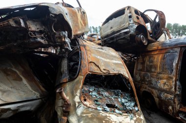 IRPIN, UKRAINE - Jun. 17, 2022: Ukrayna 'da savaş. Rusya 'nın Ukrayna' ya düzenlediği saldırılar sırasında Irpin, Kyiv bölgesinde farklı yerlerden toplanan araçlar görülüyor.