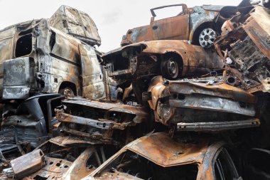 IRPIN, UKRAINE - Jun. 17, 2022: Ukrayna 'da savaş. Rusya 'nın Ukrayna' ya düzenlediği saldırılar sırasında Irpin, Kyiv bölgesinde farklı yerlerden toplanan araçlar görülüyor.