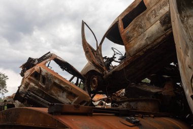 IRPIN, UKRAINE - Jun. 17, 2022: Ukrayna 'da savaş. Rusya 'nın Ukrayna' ya düzenlediği saldırılar sırasında Irpin, Kyiv bölgesinde farklı yerlerden toplanan araçlar görülüyor.