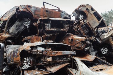 IRPIN, UKRAINE - Jun. 17, 2022: Ukrayna 'da savaş. Rusya 'nın Ukrayna' ya düzenlediği saldırılar sırasında Irpin, Kyiv bölgesinde farklı yerlerden toplanan araçlar görülüyor.