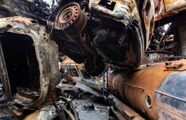 IRPIN, UKRAINE - Jun. 17, 2022: Ukrayna 'da savaş. Rusya 'nın Ukrayna' ya düzenlediği saldırılar sırasında Irpin, Kyiv bölgesinde farklı yerlerden toplanan araçlar görülüyor.