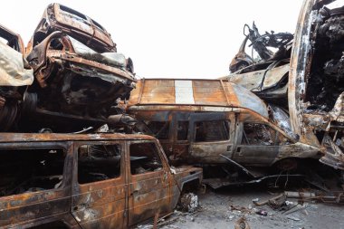 IRPIN, UKRAINE - Jun. 17, 2022: Ukrayna 'da savaş. Rusya 'nın Ukrayna' ya düzenlediği saldırılar sırasında Irpin, Kyiv bölgesinde farklı yerlerden toplanan araçlar görülüyor.