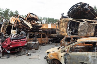 IRPIN, UKRAINE - Jun. 17, 2022: Ukrayna 'da savaş. Rusya 'nın Ukrayna' ya düzenlediği saldırılar sırasında Irpin, Kyiv bölgesinde farklı yerlerden toplanan araçlar görülüyor.