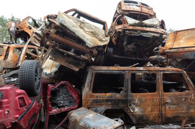 IRPIN, UKRAINE - Jun. 17, 2022: Ukrayna 'da savaş. Rusya 'nın Ukrayna' ya düzenlediği saldırılar sırasında Irpin, Kyiv bölgesinde farklı yerlerden toplanan araçlar görülüyor.