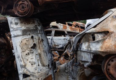 IRPIN, UKRAINE - Jun. 17, 2022: Ukrayna 'da savaş. Rusya 'nın Ukrayna' ya düzenlediği saldırılar sırasında Irpin, Kyiv bölgesinde farklı yerlerden toplanan araçlar görülüyor.